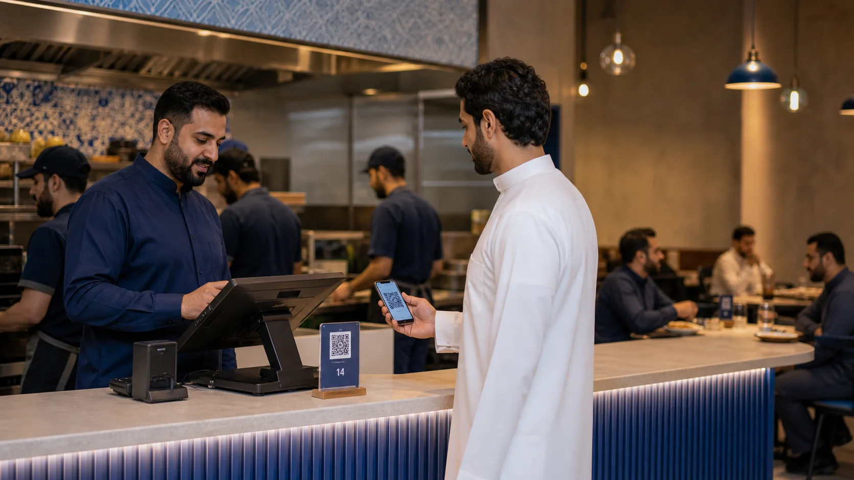 مطعم حديث يستخدم نقطة بيع ورمز QR عند الكاونتر
