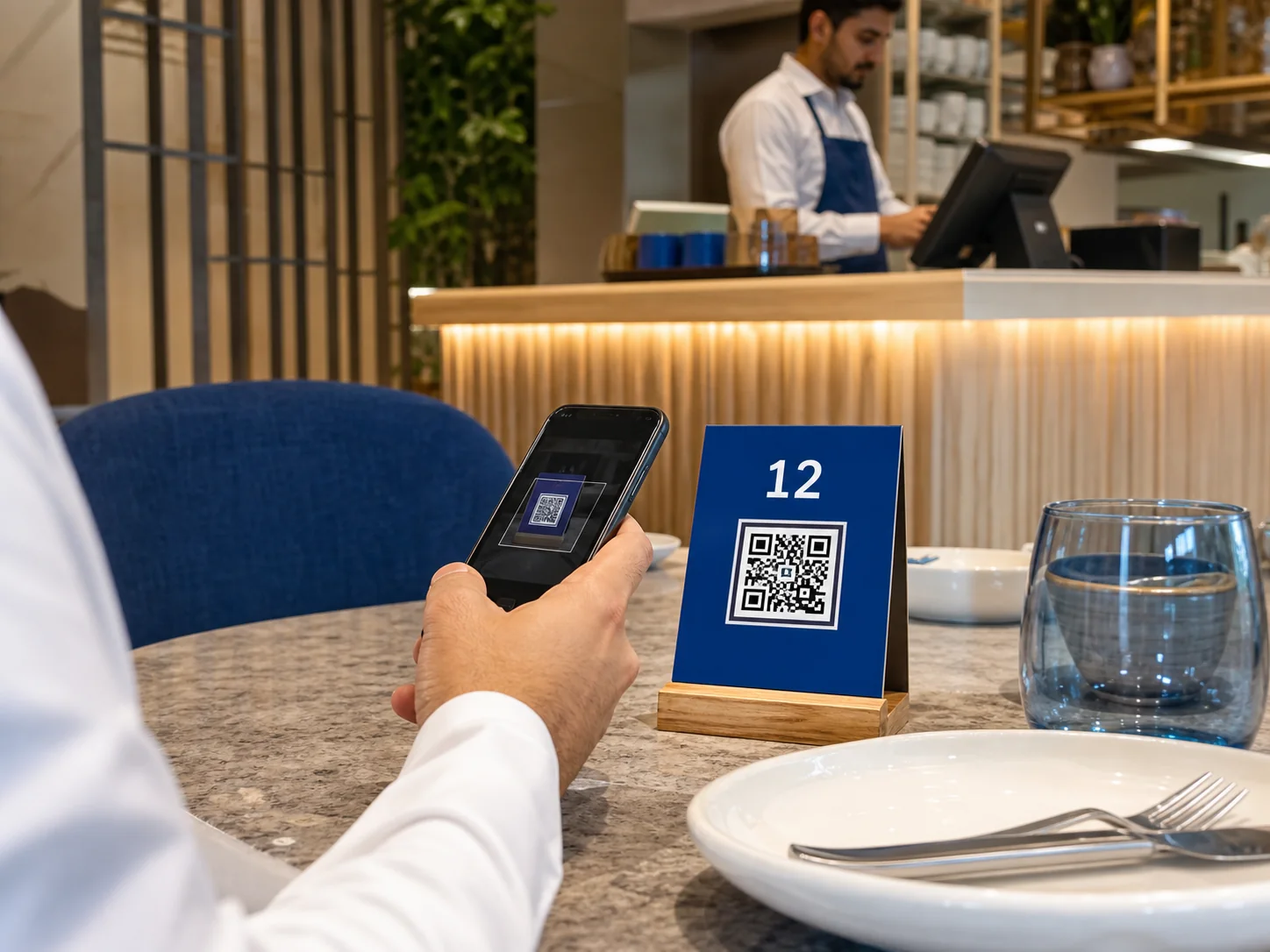 ضيف يمسح رمز QR على طاولة مطعم